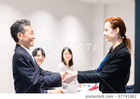 簽訂合同的商務人士 簽訂合同的商務人士 87745862