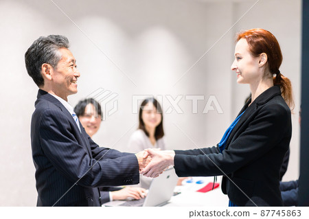 簽訂合同的商務人士 簽訂合同的商務人士 87745863