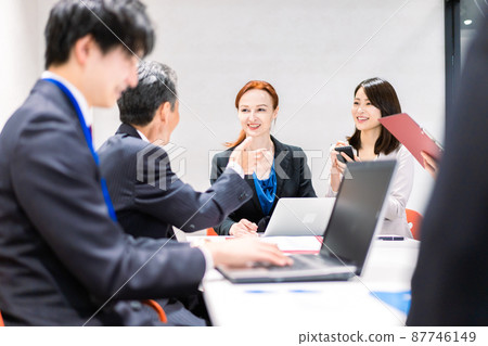 在國際會議上做口譯的女人 在國際會議上做口譯的女人 87746149