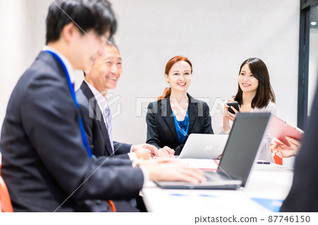 在國際會議上做口譯的女人 在國際會議上做口譯的女人 87746150