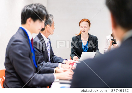 在國際會議上做口譯的女人 87746182