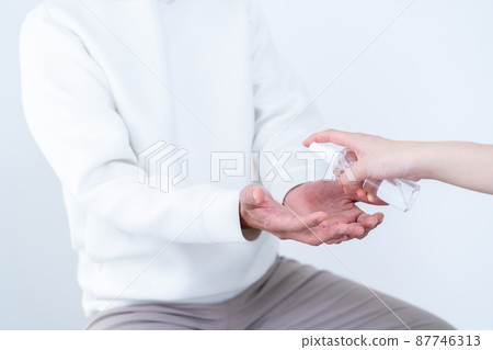 手上噴了消毒劑噴霧的男人的手[部分切割] 87746313