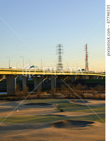 (Saitama Prefecture) Twilight embankment and Sakitama Bridge (Saitama Prefecture) Twilight embankment and Sakitama Bridge 87746535