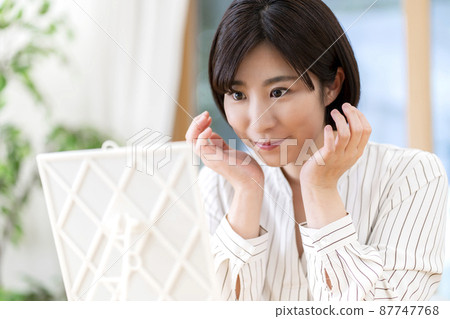 看鏡子的少婦 87747768