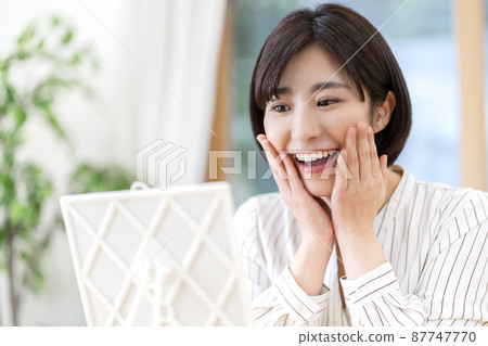 看鏡子的少婦 87747770