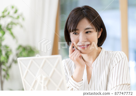 看鏡子的少婦 看鏡子的少婦 87747772