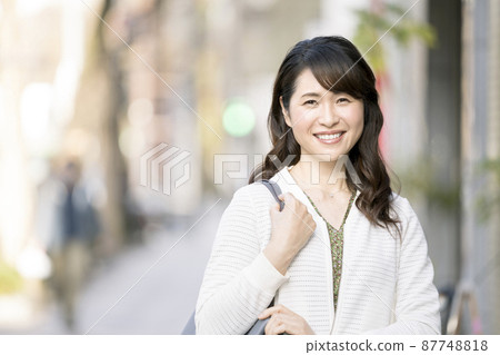 帶著微笑看著相機的阿拉菲夫女人肖像 帶著微笑看著相機的阿拉菲夫女人肖像 87748818