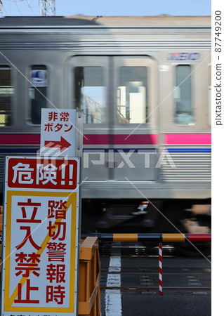 小鐵路道口的警告標誌 小鐵路道口的警告標誌 87749200
