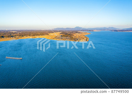 Kasumigaura in the early morning of winter and Mt. Tsukuba in the distance 87749500