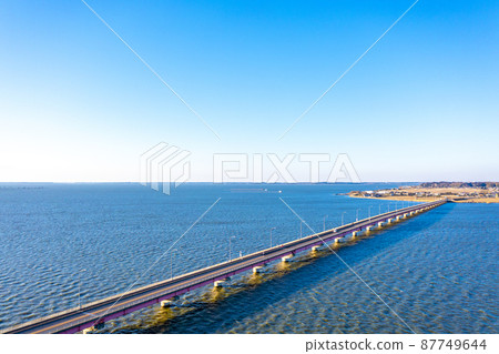 Kasumigaura and Kasumigaura Bridge in the early morning of winter (Ibaraki Prefecture) 87749644