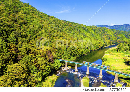 Diesel train on the Suigun Line crossing the Kuji River near Fukuroda Station Diesel train on the Suigun Line crossing the Kuji River near Fukuroda Station 87750721