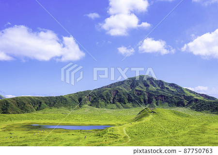 Beautiful Kusasenrigahama (Aso City, Kumamoto Prefecture), a tourist destination that represents Aso 87750763