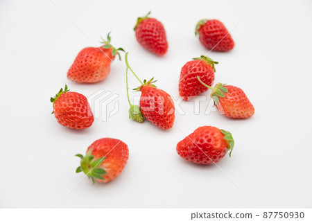 Strawberry and green immature fruit 87750930