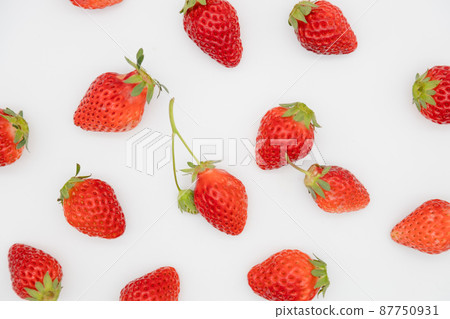 Strawberry and green immature fruit Strawberry and green immature fruit 87750931