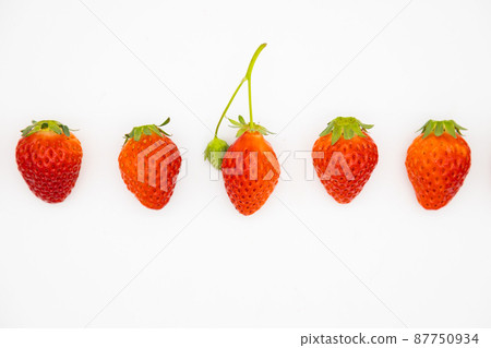 Strawberry and green immature fruit 87750934