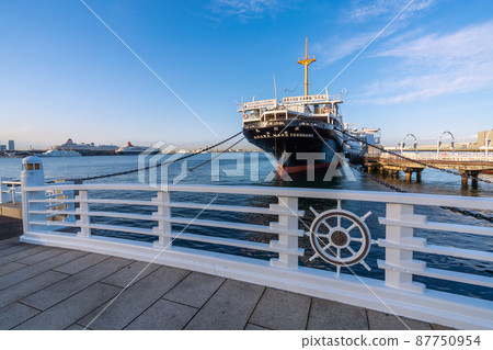Hikawa Maru 在山下公園,橫濱城市景觀,日本。 Asuka II,Nippon Maru,Royal Wing等在Osanbashi排隊 Hikawa Maru 在山下公園,橫濱城市景觀,日本。 Asuka II,Nippon Maru,Royal Wing等在Osanbashi排隊 87750954