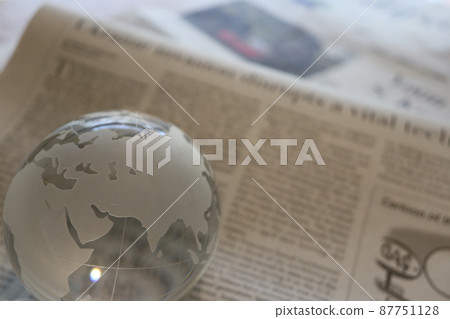 玻璃球和英文報紙（烏克蘭局勢） 87751128