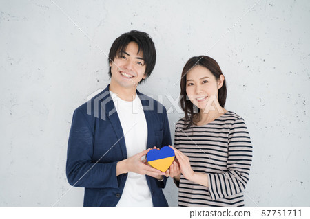 一個微笑的男人和女人拯救了烏克蘭國旗配色方案的核心 87751711