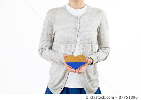烏克蘭國旗配色方案婦女的手和白色背景拯救心臟 烏克蘭國旗配色方案婦女的手和白色背景拯救心臟 87751890