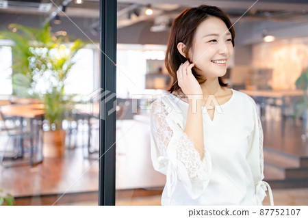 業務場景女性 業務場景女性 87752107