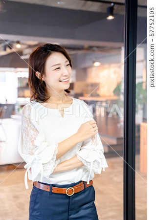 業務場景女性 業務場景女性 87752108
