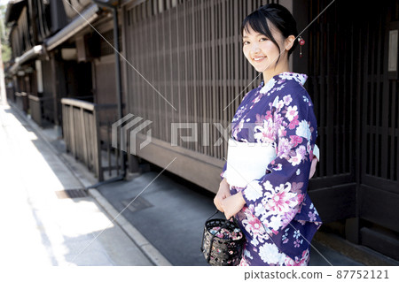 穿著浴衣在京都觀光的女性 87752121