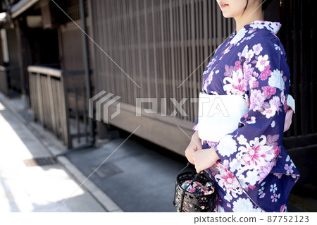 穿著浴衣在京都觀光的女性 87752123