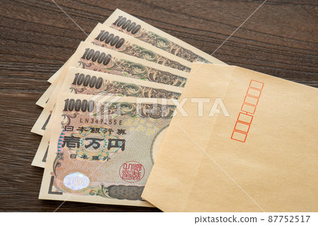 裝在信封裡的 50,000 日元鈔票 87752517