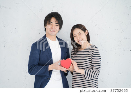 Smiley men and women with hearts 87752665