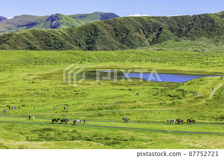 Beautiful Kusasenrigahama (Aso City, Kumamoto Prefecture), a tourist destination that represents Aso 87752721