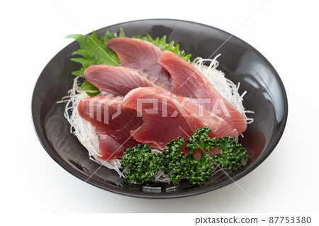 鰹魚生魚片白色背景 鰹魚生魚片白色背景 87753380