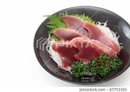 鰹魚生魚片白色背景 87753381