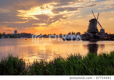Windmills at Zaanse Schans in Holland on sunset. Zaandam, Nether 87754491