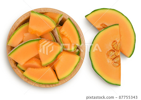 Cantaloupe melon pieces in wooden bowl isolated on white background with clipping path and full depth of field. Top view. Flat lay 87755343