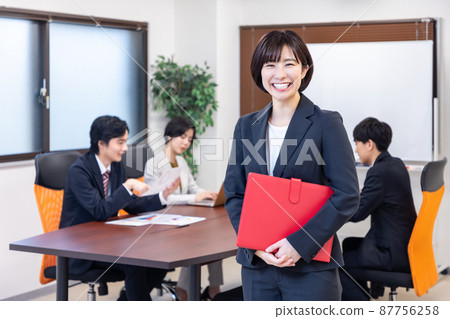 Business person holding a meeting 87756258
