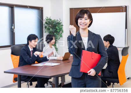 開會的商務人士 開會的商務人士 87756356
