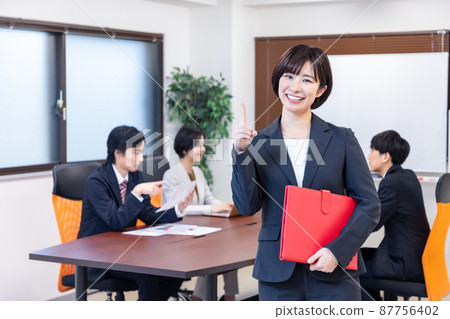 開會的商務人士 開會的商務人士 87756402