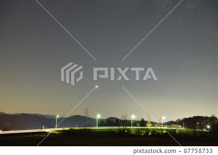 北斗市武川町舞鶴橋上閃耀的晨星和紅色的火星 北斗市武川町舞鶴橋上閃耀的晨星和紅色的火星 87758733