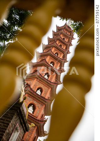 [越南] 從河內 Tran Quoc Pagoda 的柵欄之間看到的寶塔 87759142