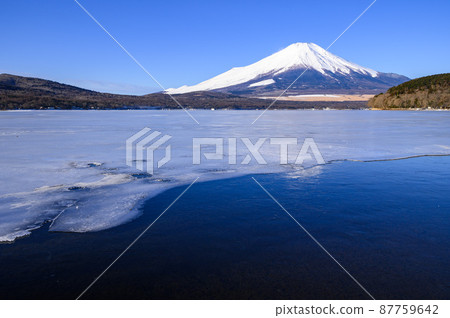(Yamanashi Prefecture) A spectacular view of the clear sky and frozen Lake Yamanaka and Mt. Fuji 87759642