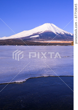 (Yamanashi Prefecture) A spectacular view of the clear sky and frozen Lake Yamanaka and Mt. Fuji (Yamanashi Prefecture) A spectacular view of the clear sky and frozen Lake Yamanaka and Mt. Fuji 87759645