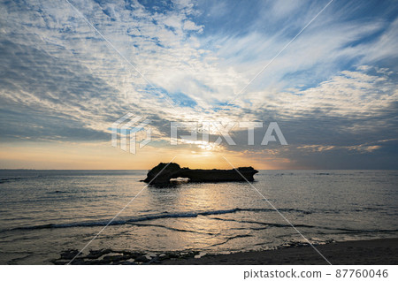 沖繩Watariwa海灘的黃昏 87760046