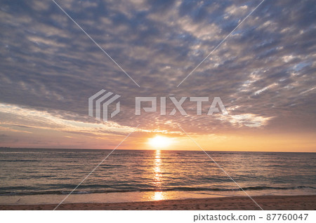 沖繩Watariwa海灘的黃昏 87760047