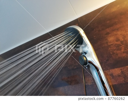 Check the water pressure in the shower in the bath Check the water pressure in the shower in the bath 87760262
