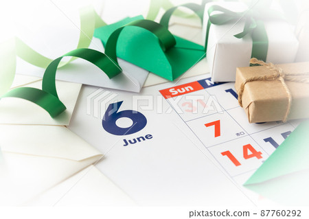 六月日曆和禮物生日週年紀念日 87760292