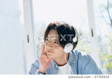 聽音樂的年輕人 87760838