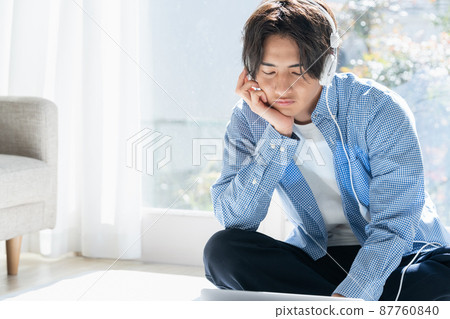 聽音樂的年輕人 87760840