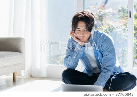 聽音樂的年輕人 87760842