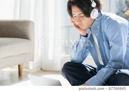 聽音樂的年輕人 87760845