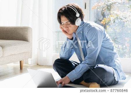聽音樂的年輕人 87760846